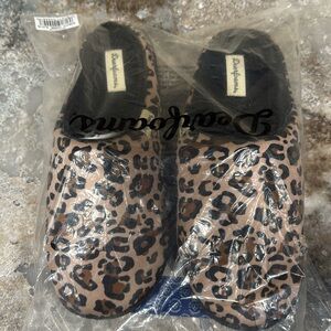 Dearfoams Women’s Leopard Print Slippers